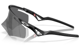 Päikeseprillid OAKLEY QTMN Kato Matte Black Prizm Black